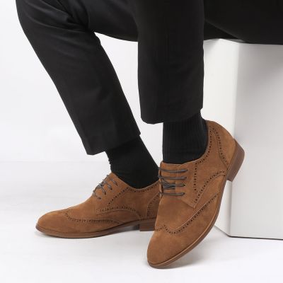 sapato social masculino salto - sapato com salto interno masculino - Brogues de ponta de asa de camurça marrom - 7CM mais alto